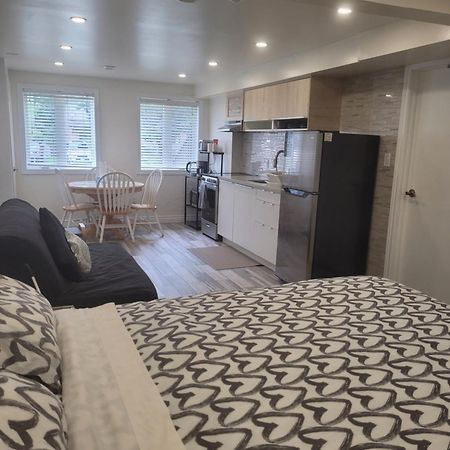 Modern Studio With Kitchenette And Bath Guelph Exterior photo