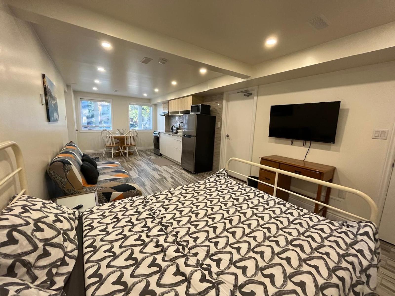 Modern Studio With Kitchenette And Bath Guelph Exterior photo