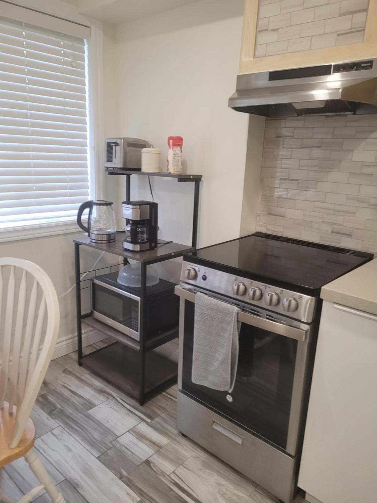 Modern Studio With Kitchenette And Bath Guelph Exterior photo